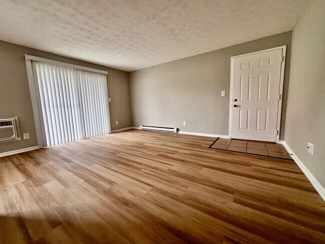 Photo - A Fresh Start: Renovated 2-Bedroom in Serene Englewood with Washer/Dryer Hookups! Unidad 521 Apt 6