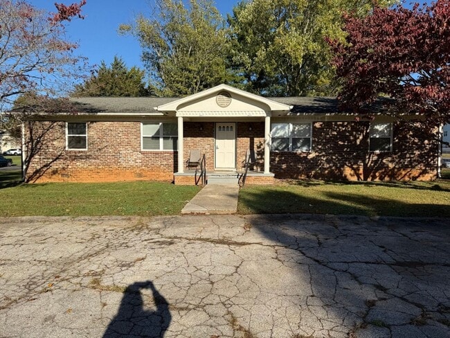 Building Photo - 1025 W Parkway Ave