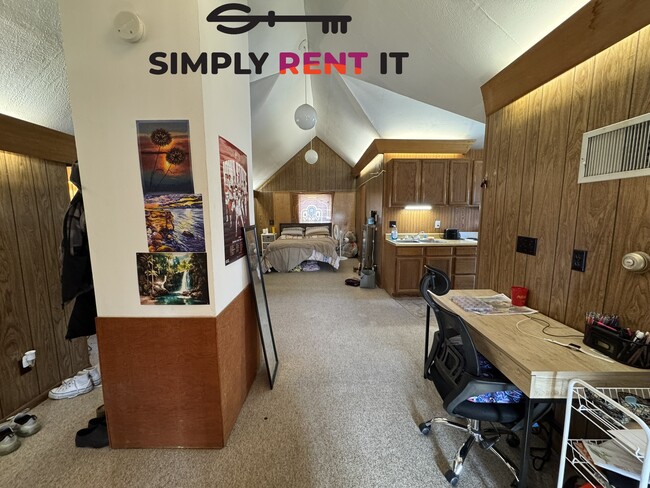 Photo - Upper Level Studio Near Campus, Free Parki...