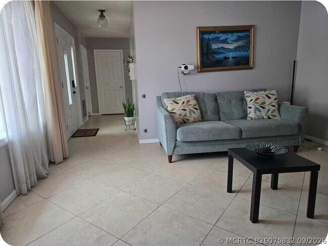 122 Riomar Dr