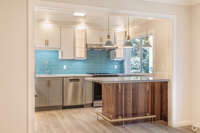 Interior Photo - 412 Richmond Dr