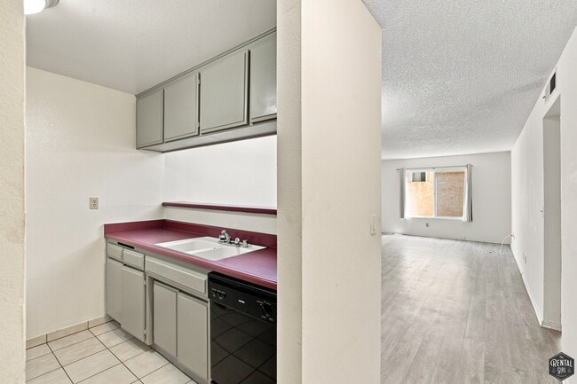 Photo - 3600 Bagley Ave Unidad 102