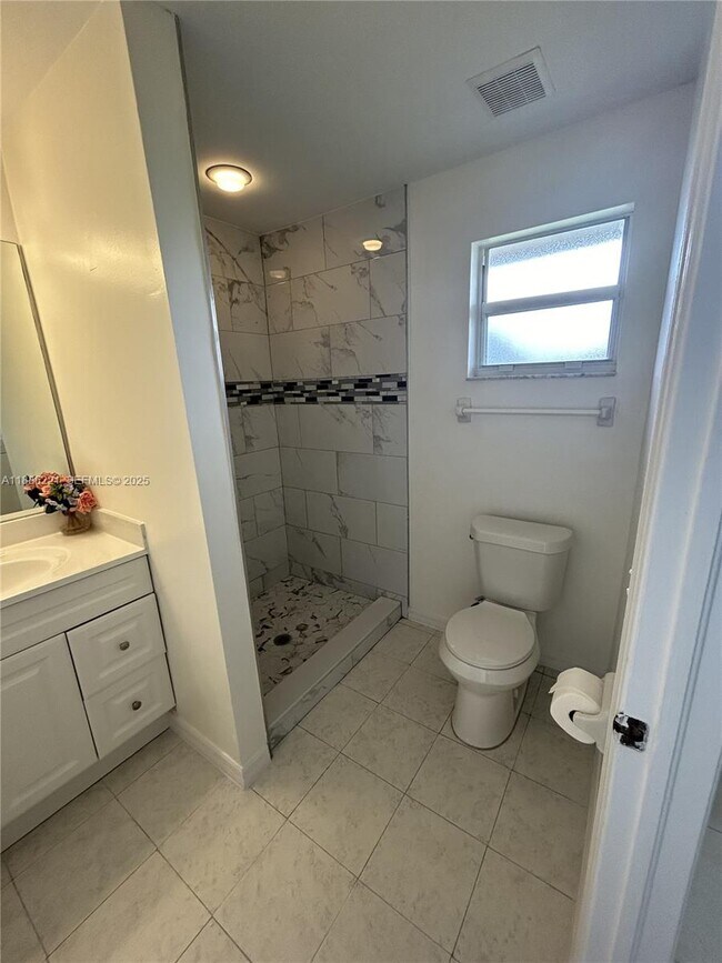 Photo - 2422 Vernon Ave S Unidad 2422