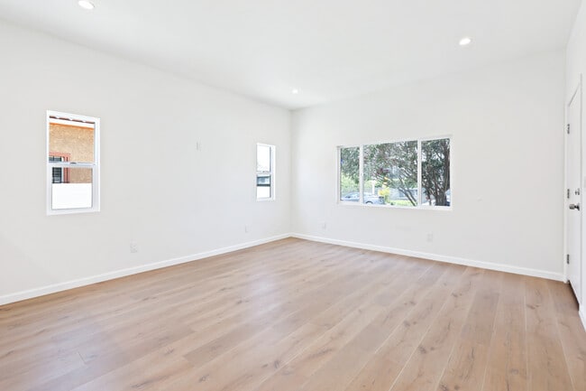 Photo - 5234 W 20th St Unidad 5234 Lower Floor