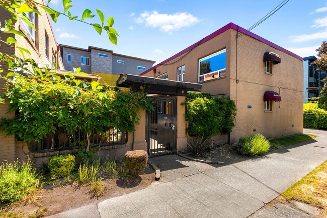 Building Photo - 120 14th Ave S Unit 12