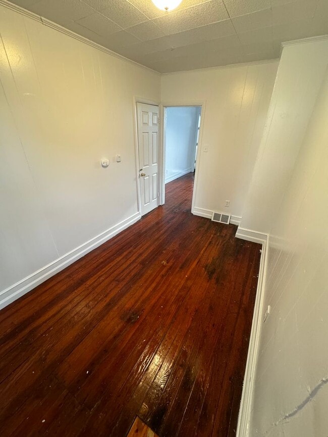 Photo - Cozy 2 bedroom house with parking- York SD