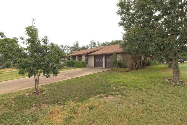 Photo - 400 Deepwood Dr