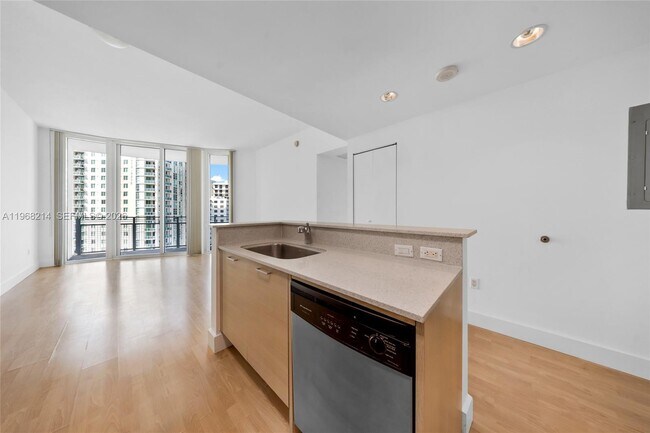 Photo - 350 NE 24th St Unidad 1404