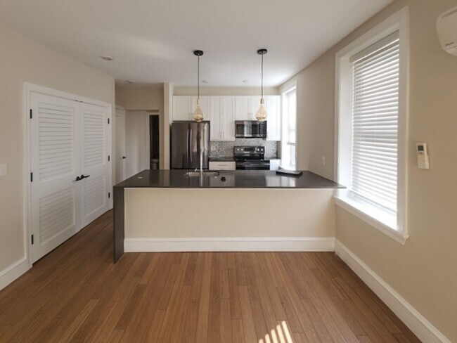 Building Photo - 224-228 W 9th 6696 Landlord Unit 201 Rental