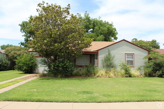 Building Photo - 2418 32nd St Rental