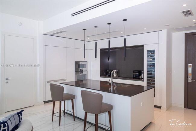 Photo - 300 Biscayne Blvd Way