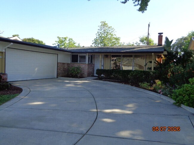 Photo - 449 Azalea Way