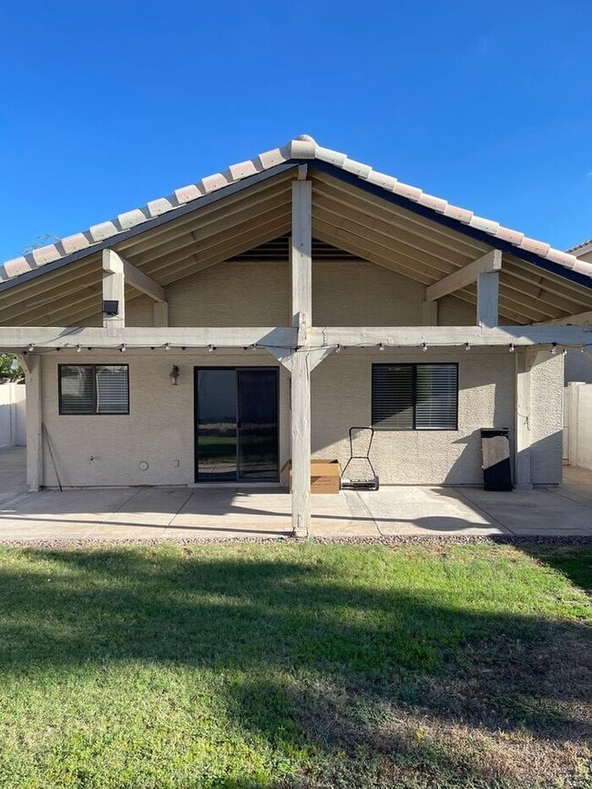 Building Photo - Lovely 3 Bedroom Home just minutes from De...