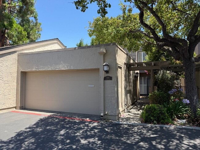 Elegant 3 Bedroom 2.5 Bath Townhome in the... - Elegant 3 Bedroom 2.5 Bath Townhome in the...