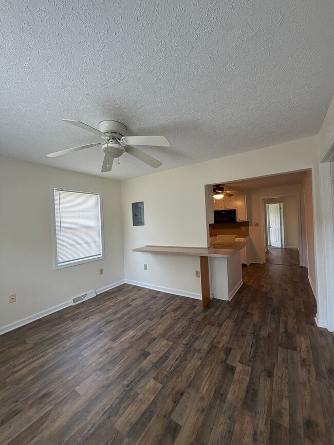 Building Photo - 3 Bed 1 Bath Home