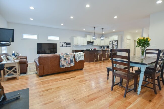 Photo - Modern Three Bedroom!