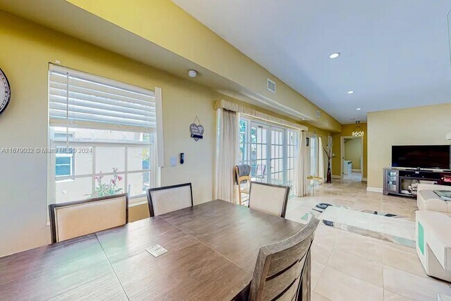 Photo - 938 S Northlake Dr