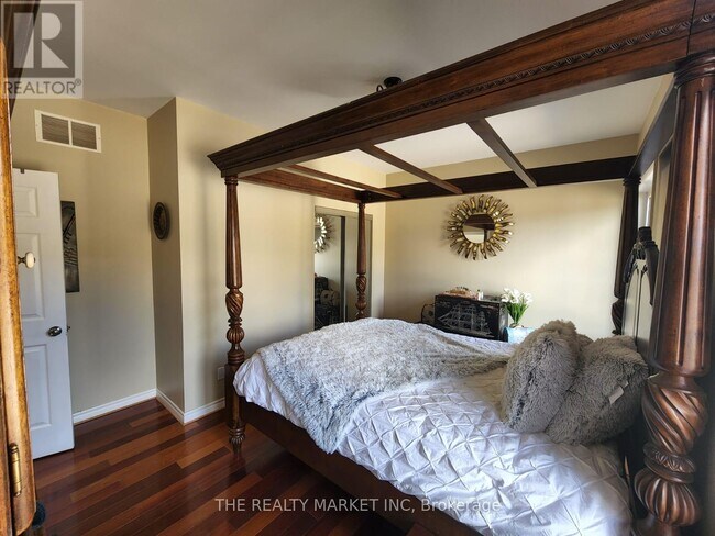 Photo - 383206-383220 20 Sideroad