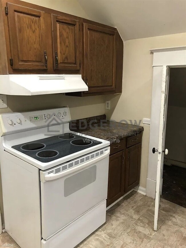 Photo - 939 Tamarack Ave NW