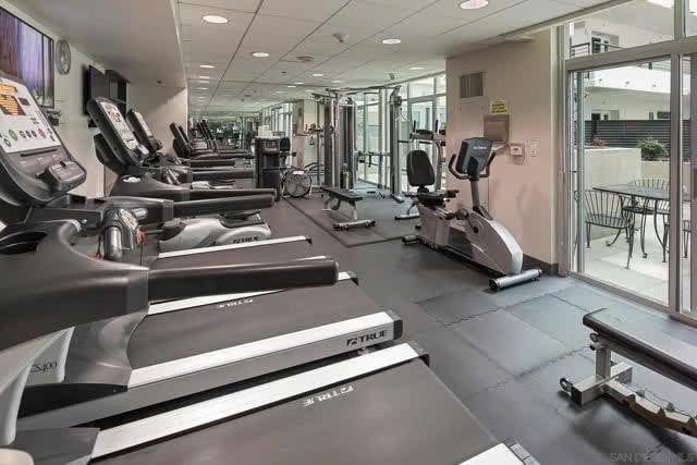 Building Photo - 425 W Beech St Unit Fully Furnished