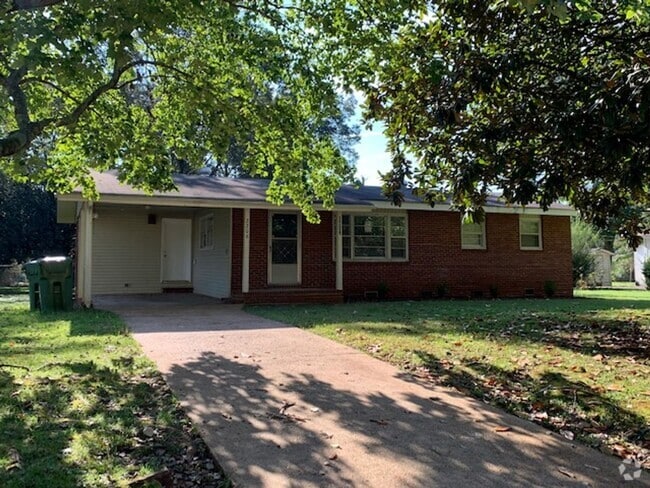 Building Photo - THREE BEDROOM/TWO BATH SPACIOUS RANCH - CO... Rental