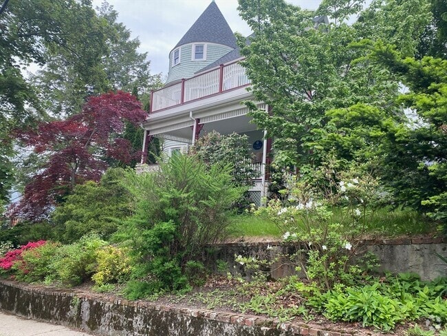 Building Photo - 90 Robbins Rd Unit 2 Rental