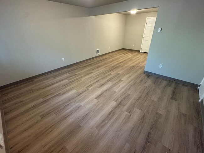 Photo - (248) 2 Bdrm Town Home w/ Private Yard Area Unit 1716-1 (R)