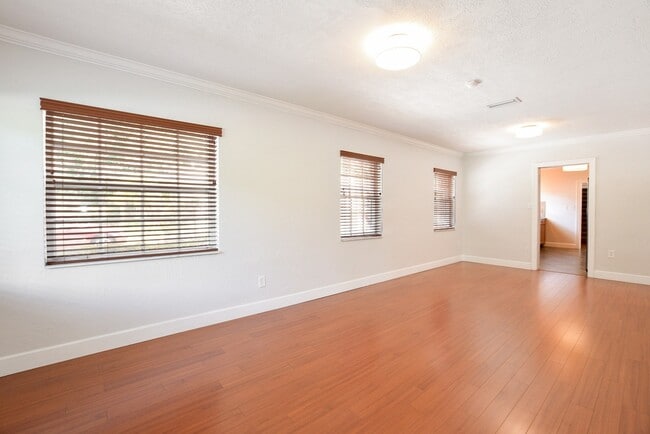 Photo - Charming 4/2 Colonial Town North Home with...