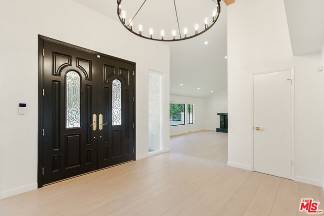 Photo - 4933 Collett Ave