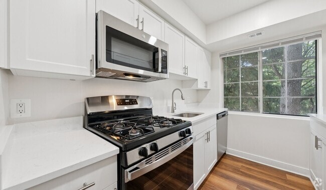 Building Photo - Foxchase Apartments