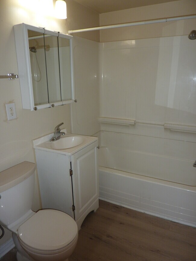 Photo - 27 Acker St W Unit #1