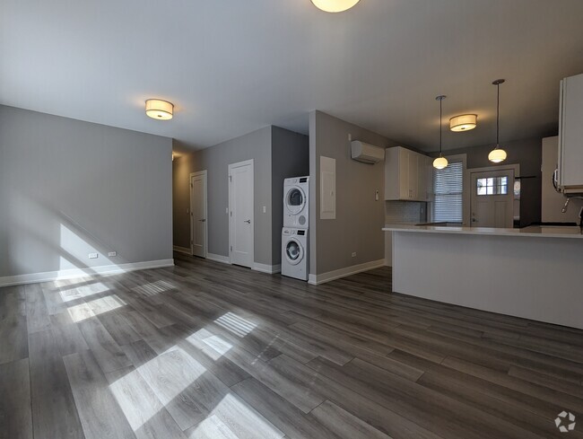 Building Photo - 3933 N Janssen Ave Unit 3943-S2 Rental