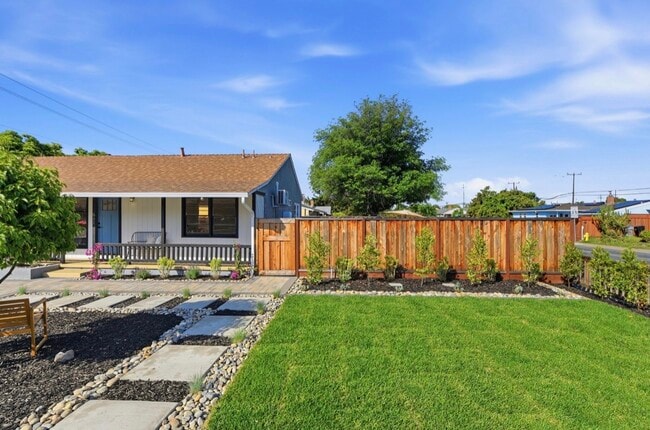 Building Photo - 641 Toyon Ave