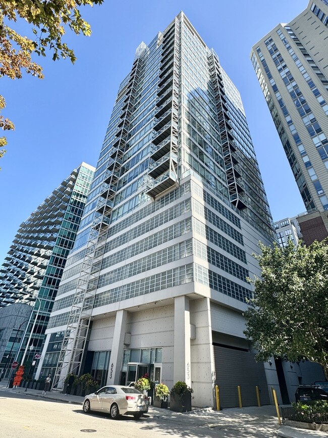 Building Photo - 653 N Kingsbury St Unit 1708