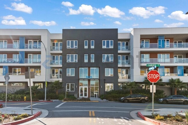 Building Photo - Unit 208