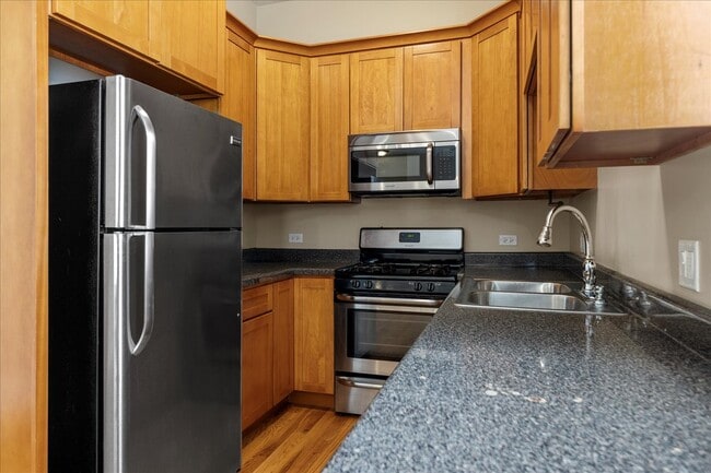 Building Photo - 3927 N Clarendon Ave Unit 1R