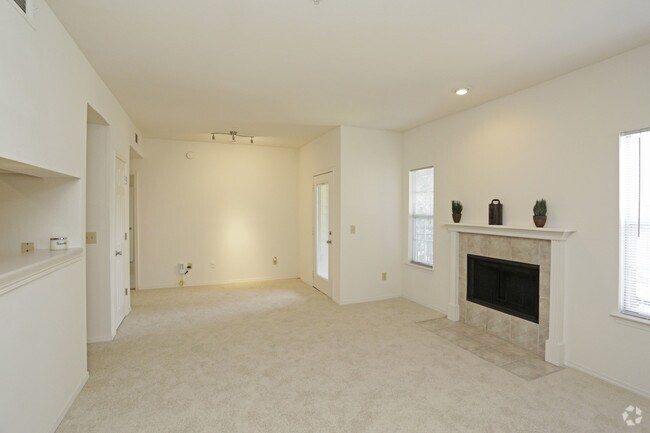 1BR, 1BA - 752 SF - Living Room