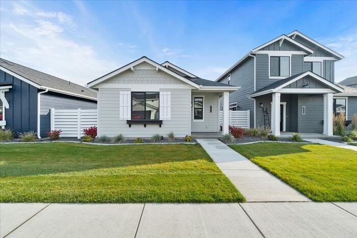 Single-Level Serenity: Your 3 Bedroom, 2 Bath Dream Home Awaits