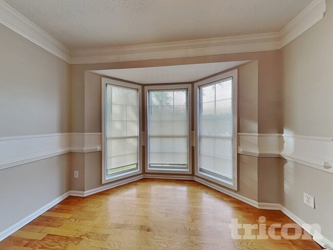 Photo - 1685 Nottingham Way