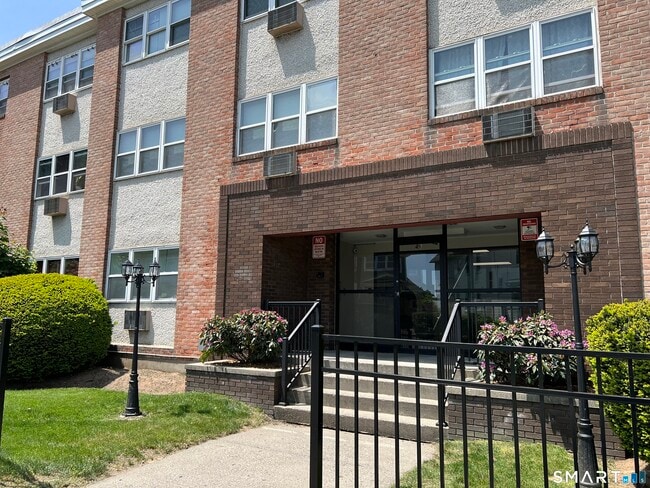 Building Photo - 45 Monroe St Unit B2