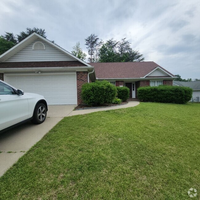 Building Photo - One Level House with a Double Garage FOR R...
