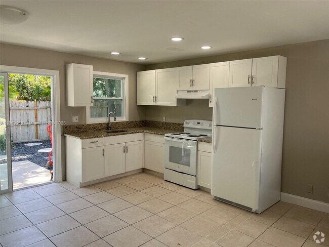 Building Photo - 1140 NE 15th Ave Unit R Rental