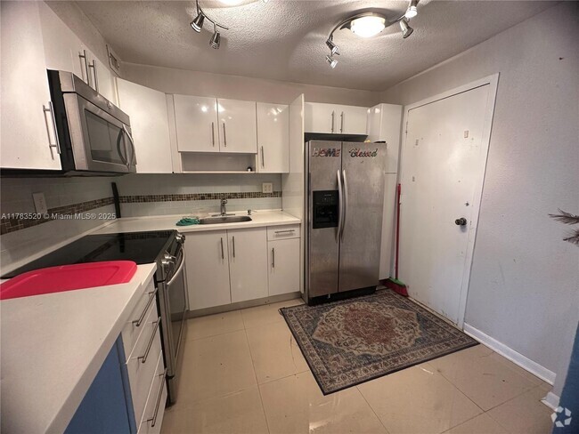 Building Photo - 1470 NE 125th Terrace Unit 308 Rental