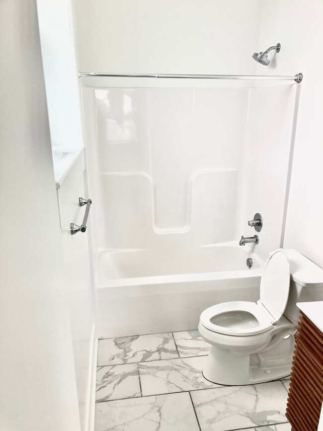 Bathroom of 3 bed/2 bath