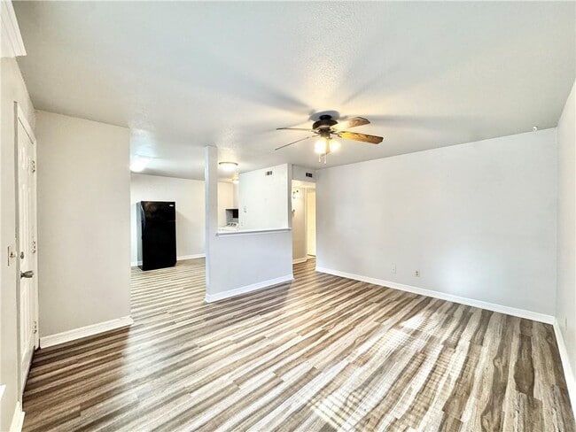 Photo - 884 W Holly St