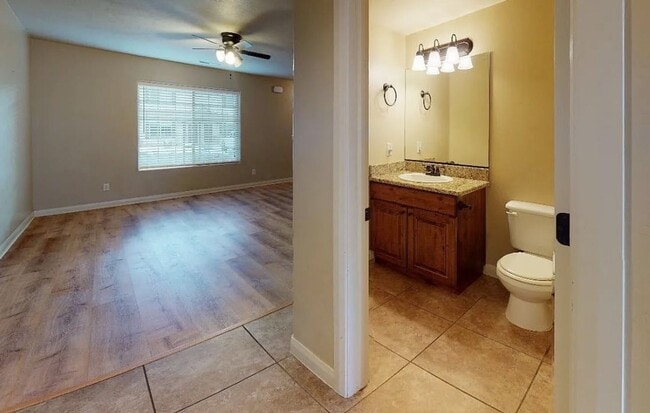Photo - 340 1425 N St