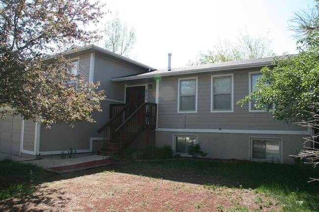 Building Photo - "Stunning 4-Bed, 3-Bath Family Retreat in Colorado Springs!"