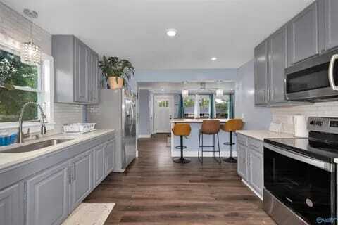 Photo - 418 Greenacres Dr NW