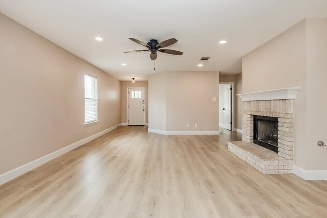 1210 Dayton Dr