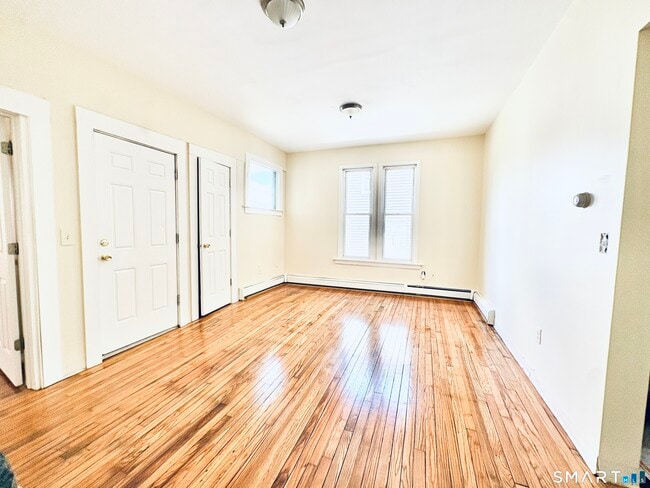 Building Photo - 429 Baldwin St Unit 2